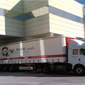 Transportes Jacinto del Pozo S.A. camión en fachada de empresa